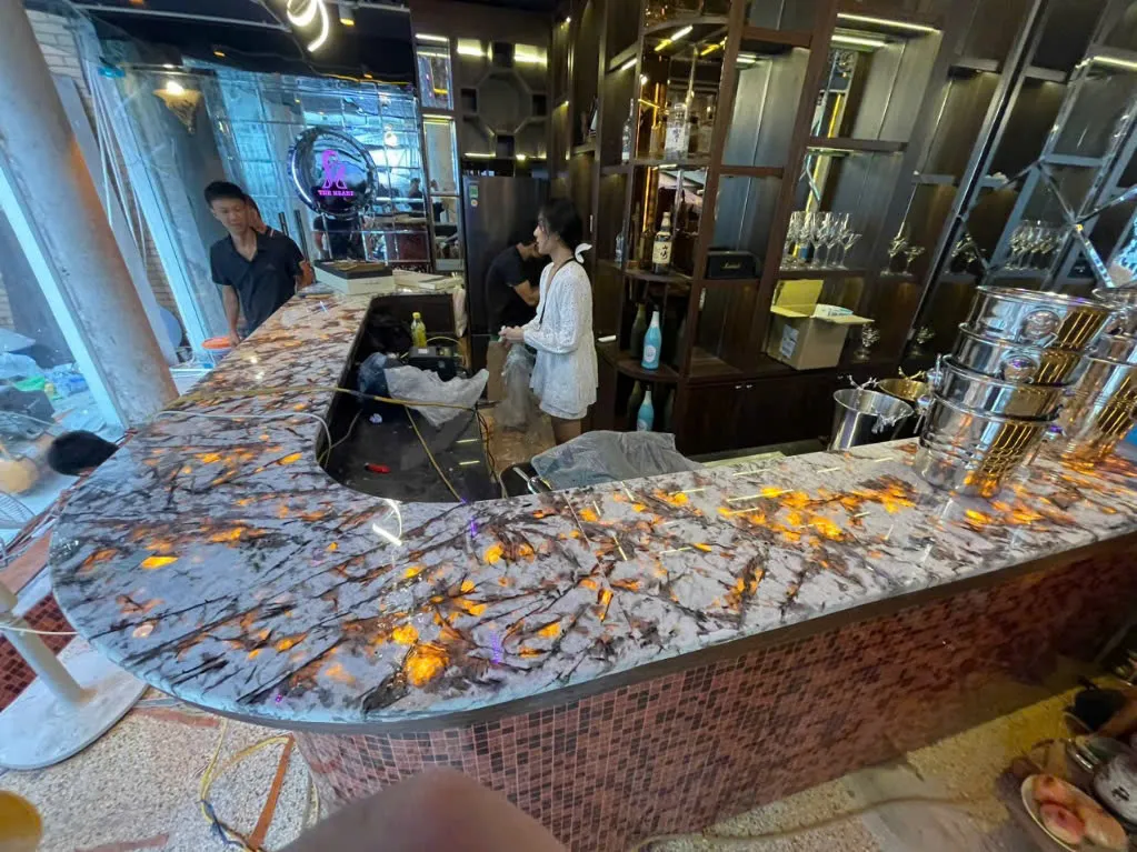 Tranh đá xuyên sáng ốp quầy bar